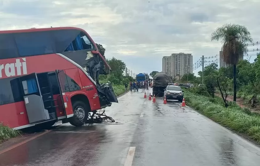 Motorista morre e 12 ficam feridos em batida entre ônibus e caminhão em rodovia de MT