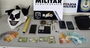 Polícia prende traficantes e encontra máscara macabra de palhaço em quitinete de Cuiabá