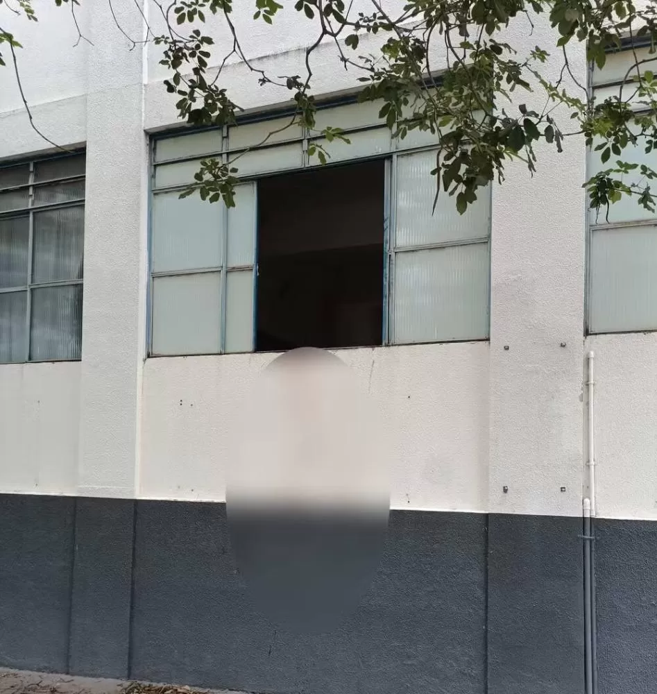 Jovem morre ao invadir escola, inalar gás de ar-condicionado e se cortar após soco em janela de vidro