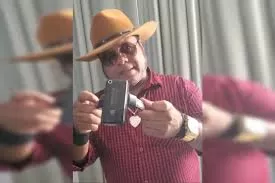 Radialista quebra tornozeleira e xinga Moraes: “Enfia no c*”