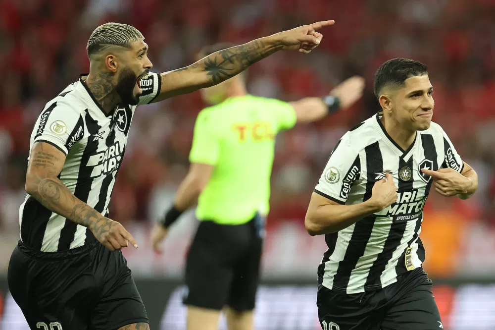 Botafogo vence Inter, mas Palmeiras deixa título do Brasileirão em aberto