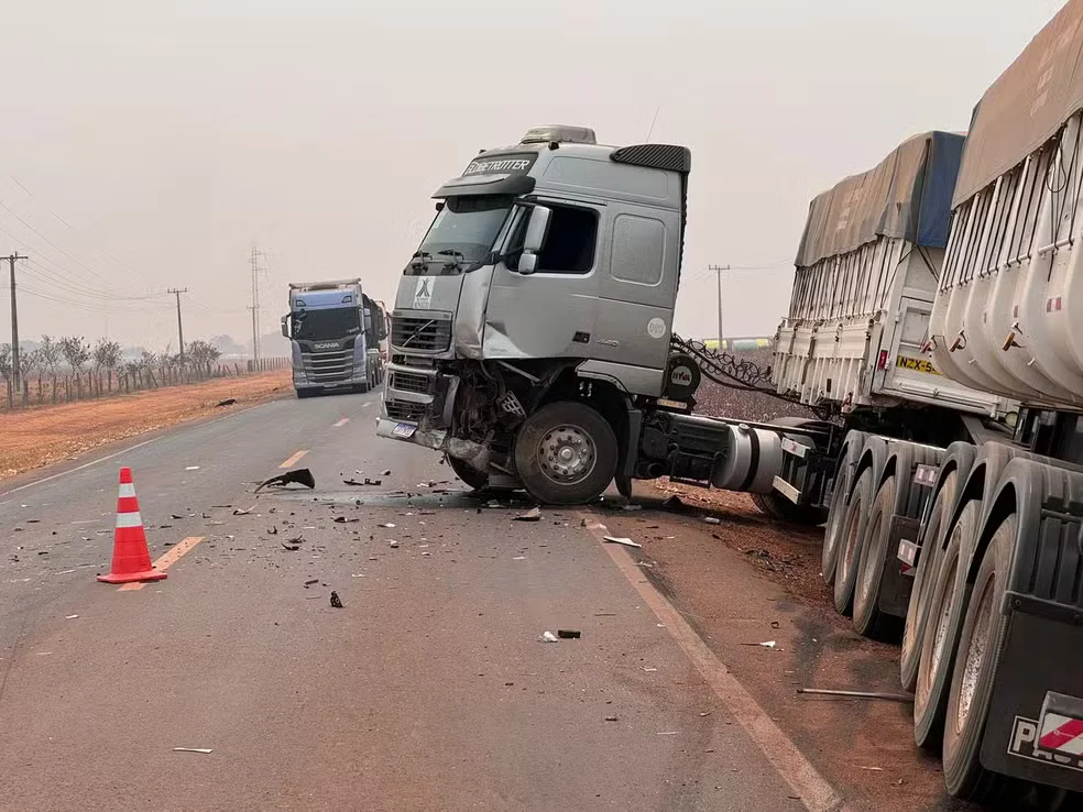 Grave acidente entre caminhonete e carreta deixa dois mortos e quatro feridos em Mato Grosso