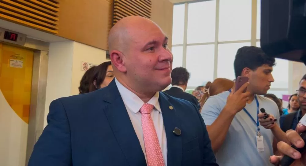 Abilio é diplomado prefeito e reafirma demissões de contratados por Emanuel