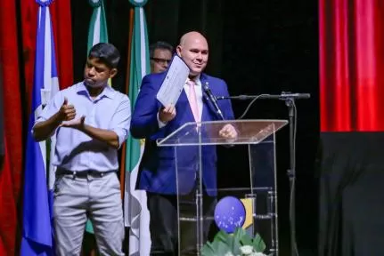 Abilio utiliza discurso de diplomação para reclamar com presidente do TRE