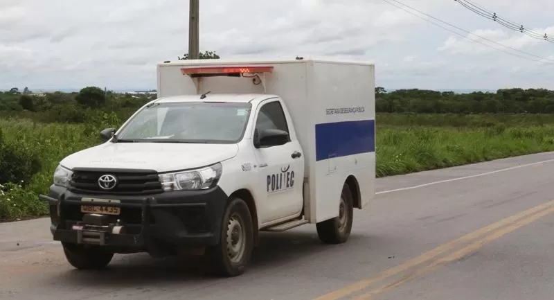 Homem é assassinado e corpo encontrado na porta de casa 