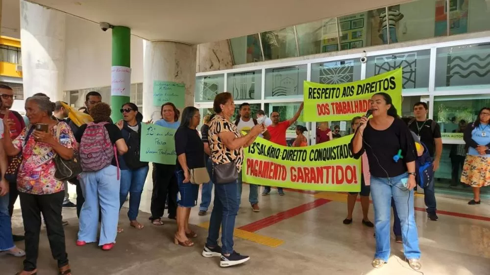Servidores da Saúde de Cuiabá protestam por pagamento de salários e 13º atrasados