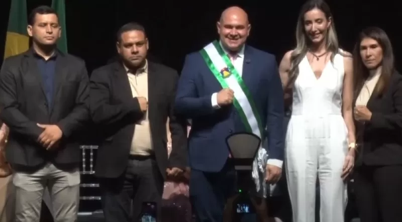Abilio empossa equipe com 22 secretários em Cuiabá
