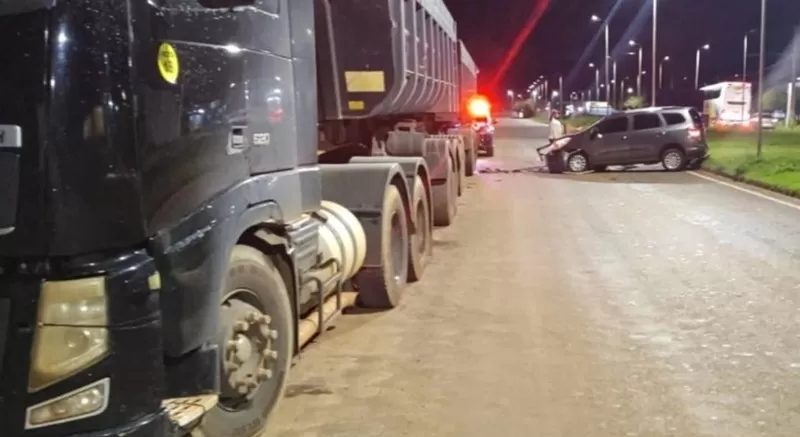 Motorista embriagado bate em carreta estacionada e é socorrido com ferimentos