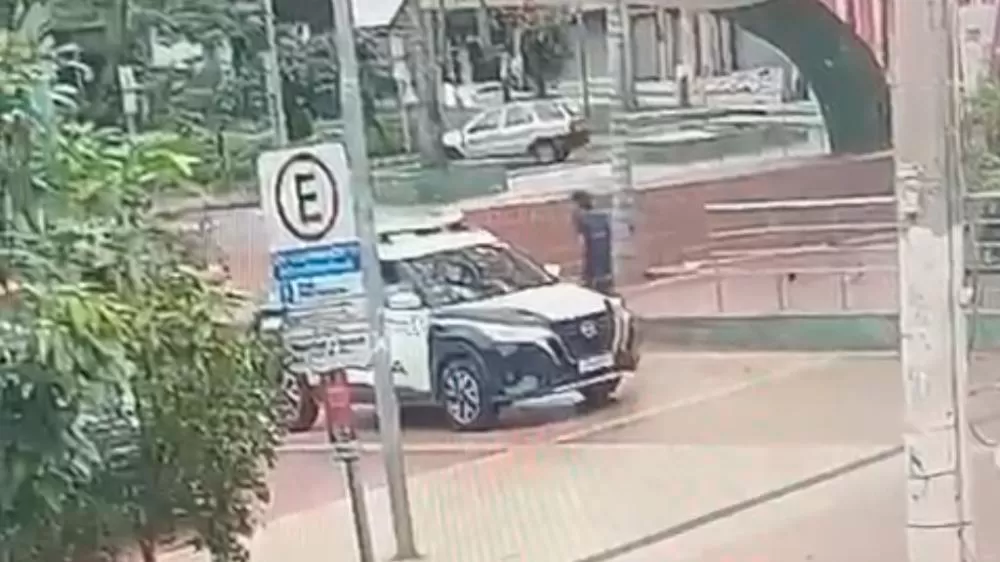 Imagens comprovam que homem entrou em viatura e se trancou em porta-malas