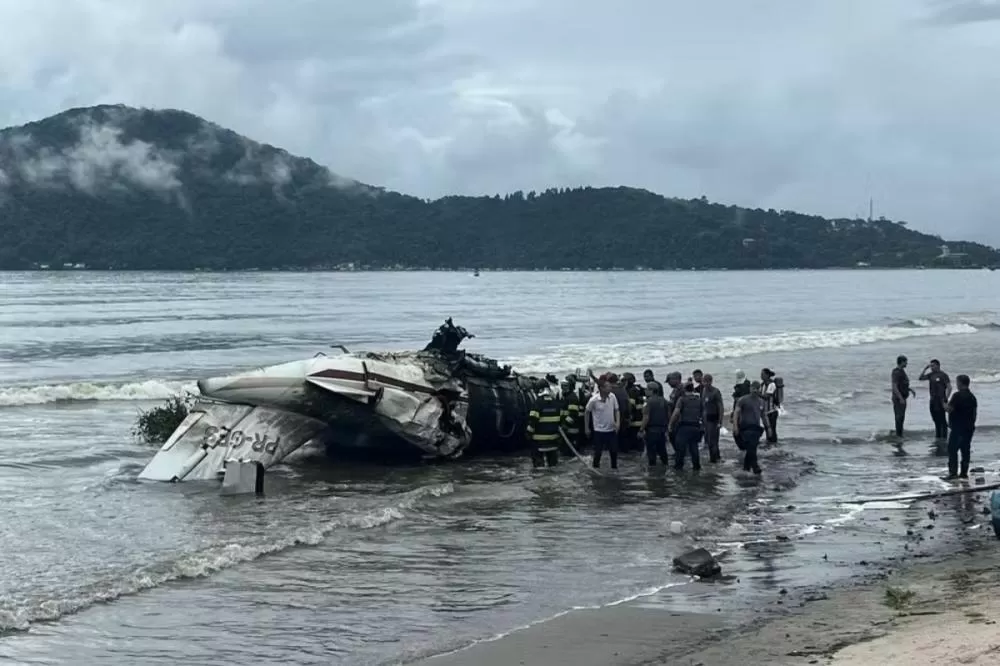 Avião com 5 pessoas explode em Ubatuba e para na praia após ultrapassar pista do aeroporto; piloto morreu