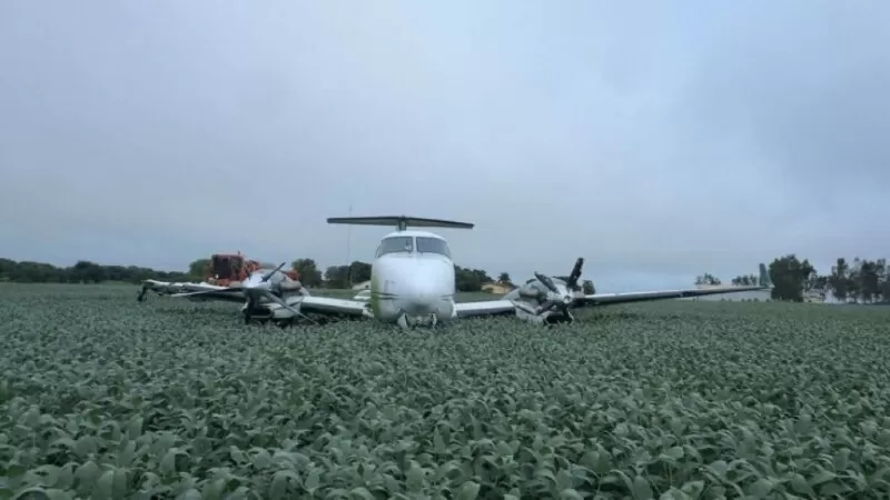 Avião bimotor da Amaggi com sete passageiros cai em plantação de soja em MT