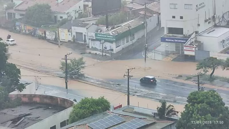 Temporal alaga casas e o antigo Pronto-Socorro em Cuiabá