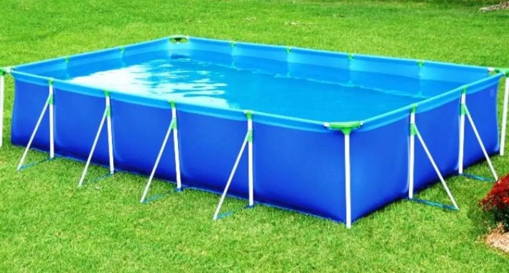 Menino de 8 anos morre afogado em piscina de plástico