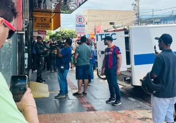 Policial à paisana mata assaltante e impede roubo a loja de celular