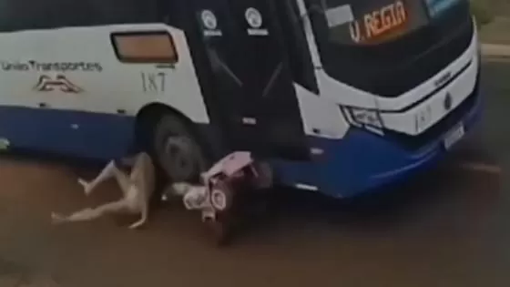 Mãe e filha escapam por “um triz” de serem atropeladas por ônibus