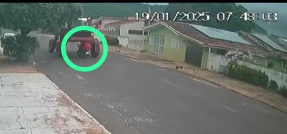 Jovem tenta passar com moto embaixo de máquina e garupa tem cabeça estourada