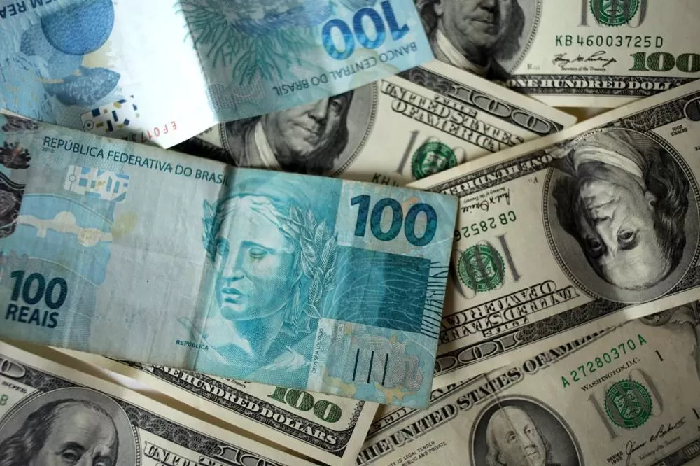 Dólar despenca e fecha a R$ 5,94 sem “tarifaço” de Trump. Entenda