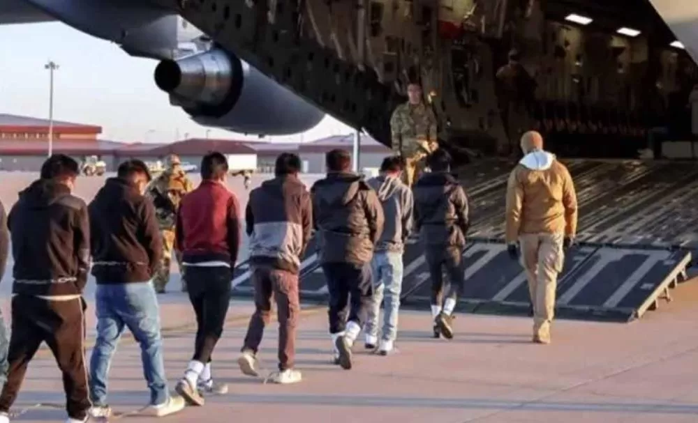 Primeiro voo com brasileiros deportados por Trump chega ao Brasil hoje