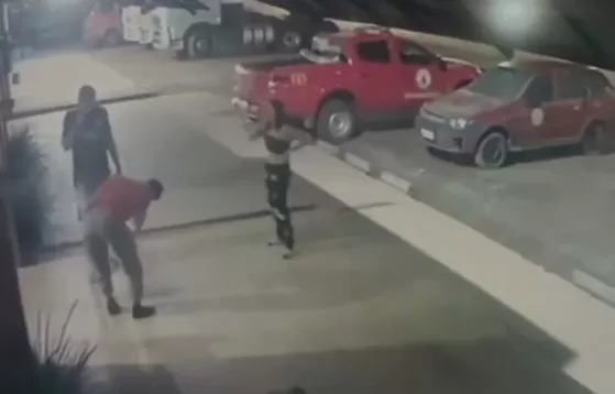 Bombeiro salvando recém-nascido que se engasgou após a amamentação