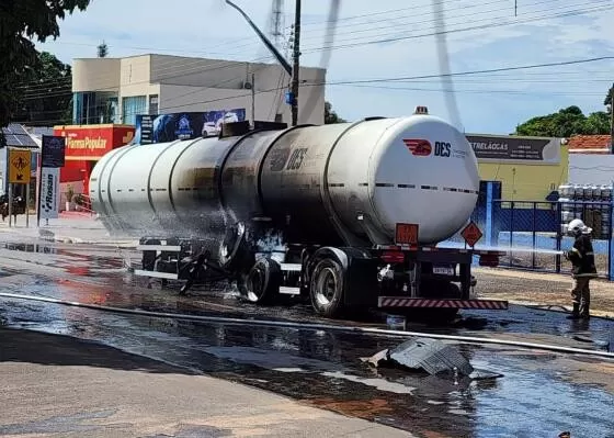 Carreta tanque carregada com etanol pega fogo e gera pânico em cidade de MT