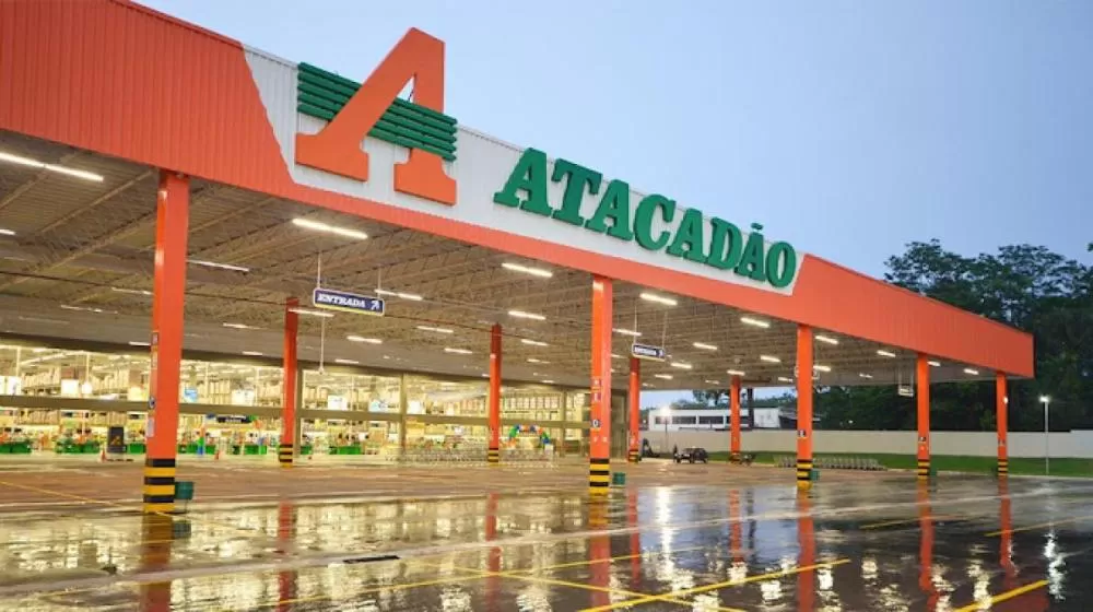 Bandidos invadem Atacadão, rendem seguranças, arrombam e roubam cofre