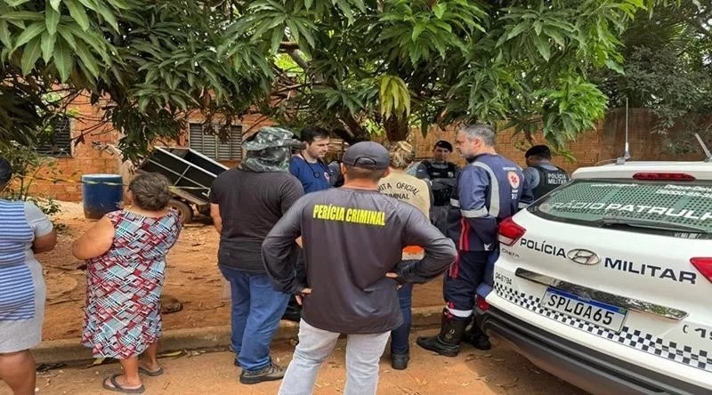 Mulher é encontrada morta com faca no pescoço em residência de MT