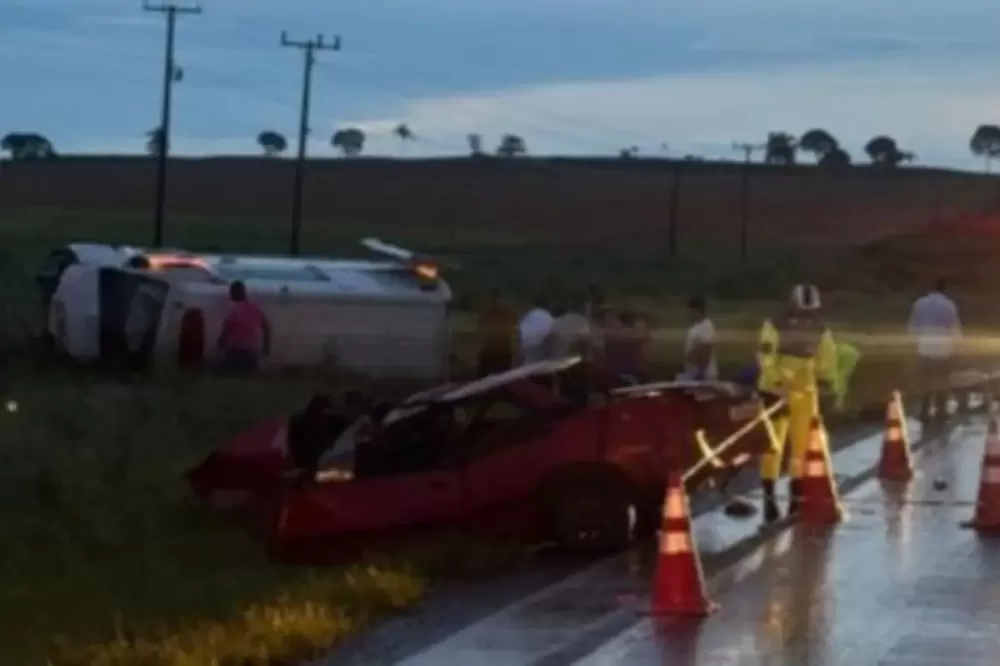Ambulância e carro batem de frente e idoso morre em MT