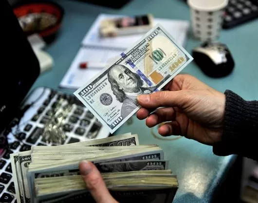 Dólar fecha a R$ 5,77, na 12ª queda, maior série de recuos em 20 anos