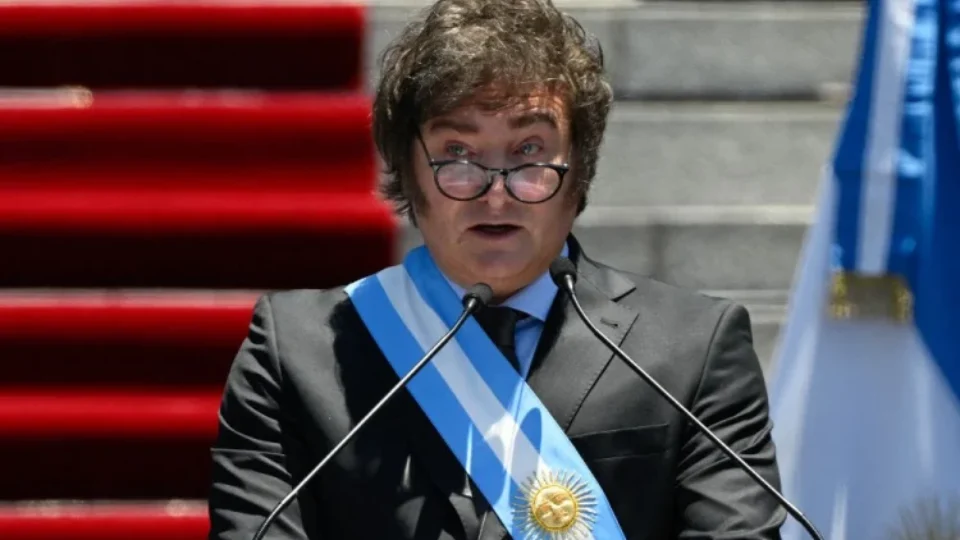 Milei transforma Argentina em grande experimento liberal, dizem economistas