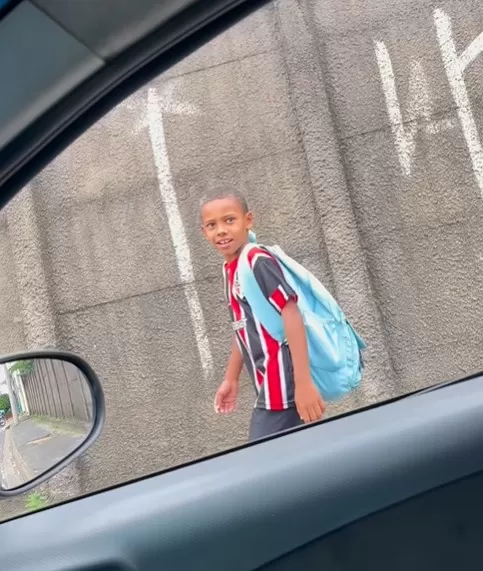 Mãe testa filho para não falar com estranhos na rua e cena viraliza