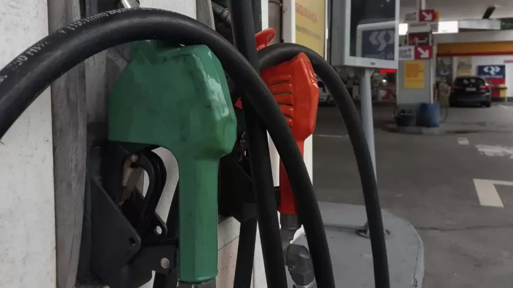 Preço médio da gasolina vai a R$ 6,35, maior valor em mais de 2 anos