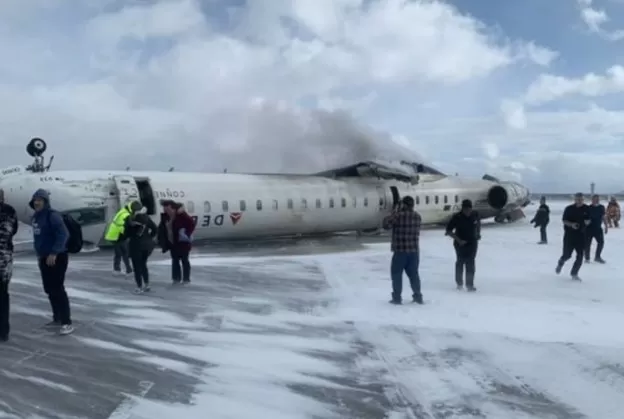 Avião da Delta Airlines capota ao pousar no Canadá. Há feridos