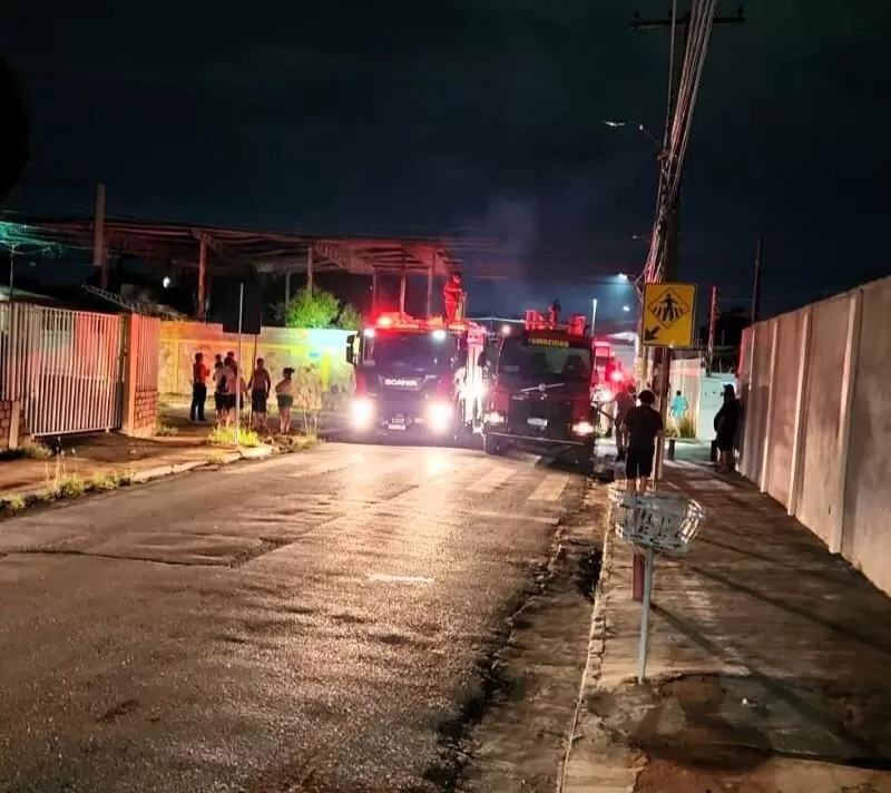 Incêndio atinge fábrica de espumas em Cuiabá nesta madrugada