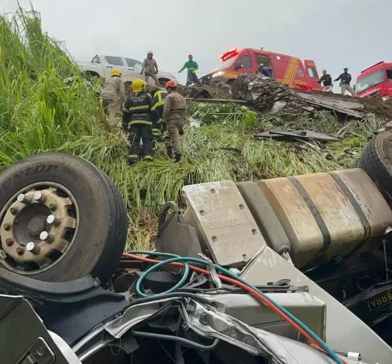 Motorista fica preso às ferragens após perder controle da direção e tombar carreta em serra de MT