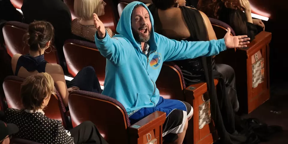 Vestir-se é um ato político – Sandler e o seu protesto de moletom e tênis no Oscar.