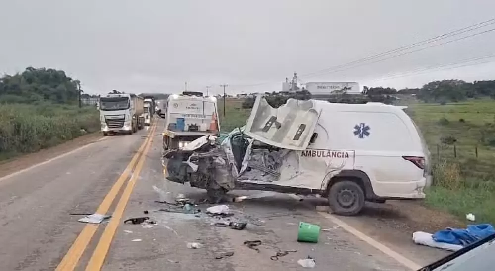 Ambulância com paciente e caminhão de lixo batem e deixam 5 feridos em rodovia de MT