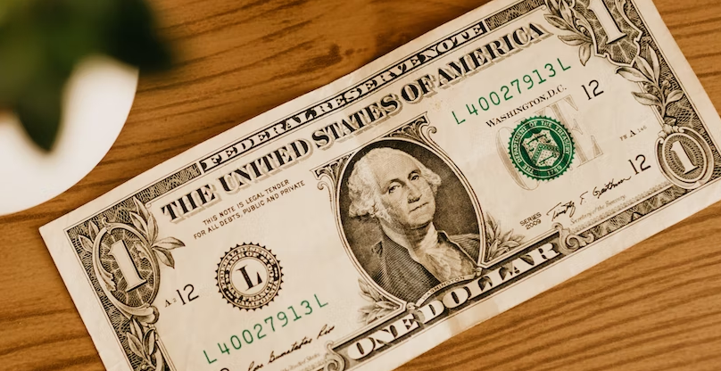 Dólar cai com dados e tarifa; euro salta com sinal de alta de gasto na UE