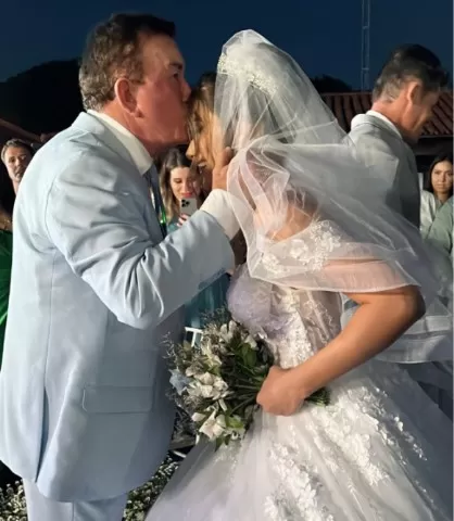 Amado Batista realiza cerimônia religiosa com miss Mato Grosso 50 anos mais nova 