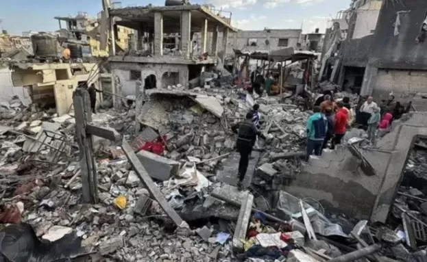 Israel ataca Gaza após impasse sobre reféns; há pelo menos 404 mortos