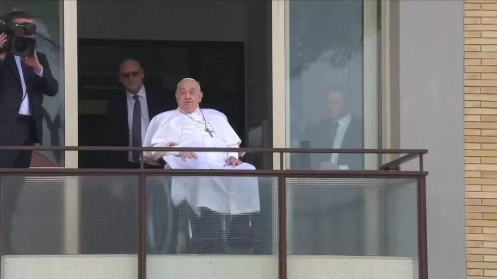 Papa Francisco recebe alta hospitalar em Roma após mais de um mês internado