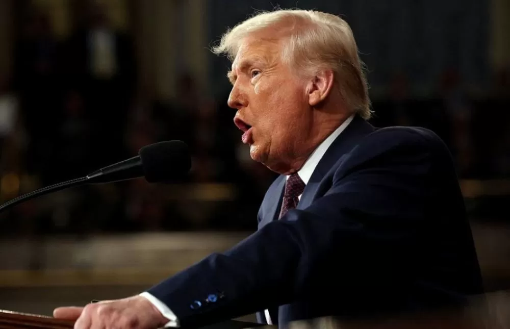 Trump anuncia tarifa de 25% a países que comprarem petróleo da Venezuela