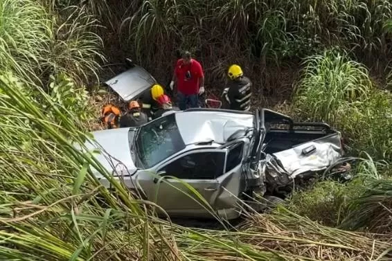 Corpo de Bombeiros resgata condutor ferido e preso em veículo na BR-174