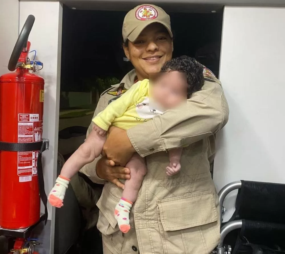 Bombeiros salvam bebê de três meses que engasgou durante a amamentação