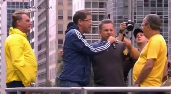 Mauro Mendes discursa em ato pela anistia: “Por Deus, pela pátria e pela liberdade”