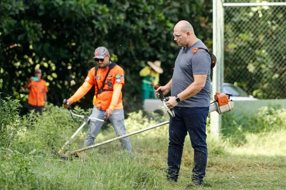 Prefeito, servidores e voluntários participam do mutirão de limpeza da cidade