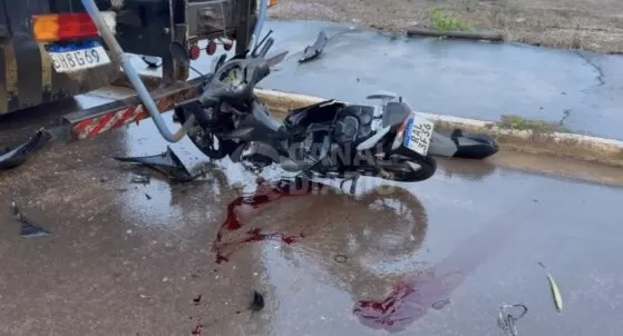 Motociclista fica gravemente ferido após colidir moto em traseira de caminhão