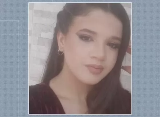 Adolescente morre após sofrer descarga elétrica ao retirar celular da tomada depois de sair do banho