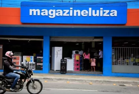 Bandidos fazem buraco na parede e invadem Magazine Luiza