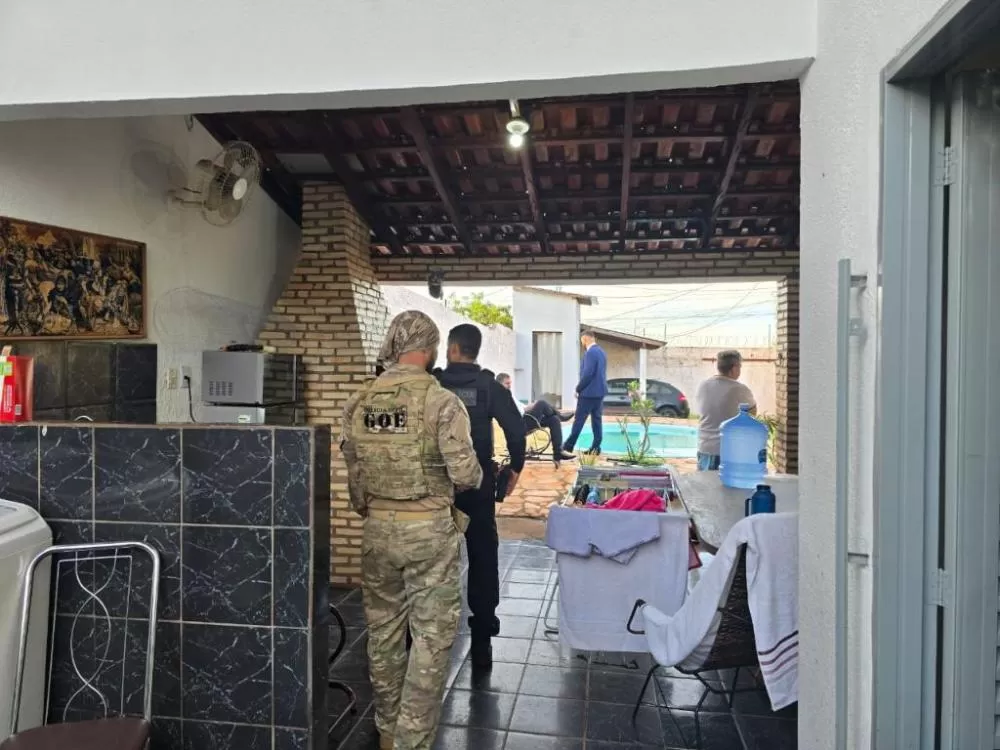 Polícia Civil cumpre mandados contra advogado e integrantes de facção criminosa por tráfico, fraude e comércio ilegal