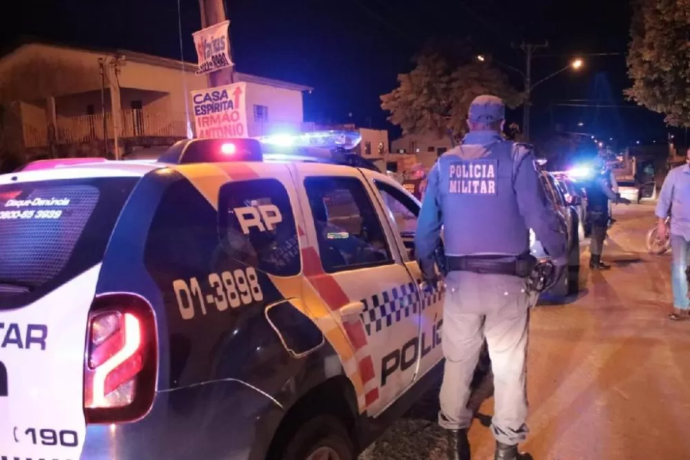 Homem é preso por desacato a policiais, resistência e ameaça